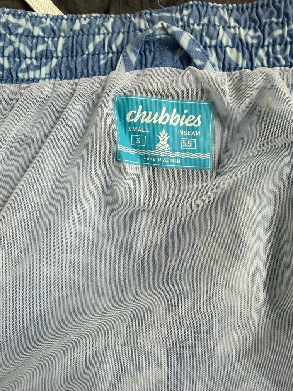Chubbies Men's Classic 5.5" Swim Trunks in Blue Pineapple Print, Small - Picture 12 of 12